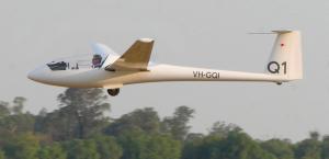 World Gliding Champion James Nugent landing at Narromine