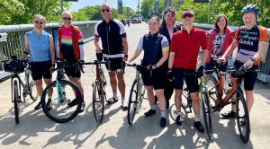 Group of tour guests posing with their bikes on the Walkway Over the Hudson.